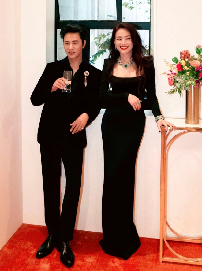 Thư Kỳ tuổi 46 vẫn giữ vững ngôi vị “nữ thần gợi cảm