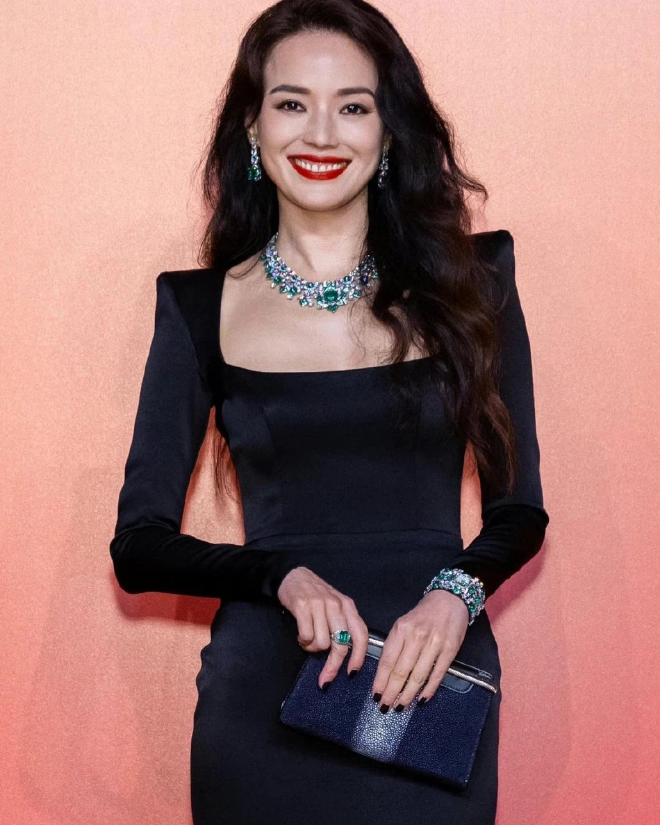 Thư Kỳ tuổi 46 vẫn giữ vững ngôi vị “nữ thần gợi cảm