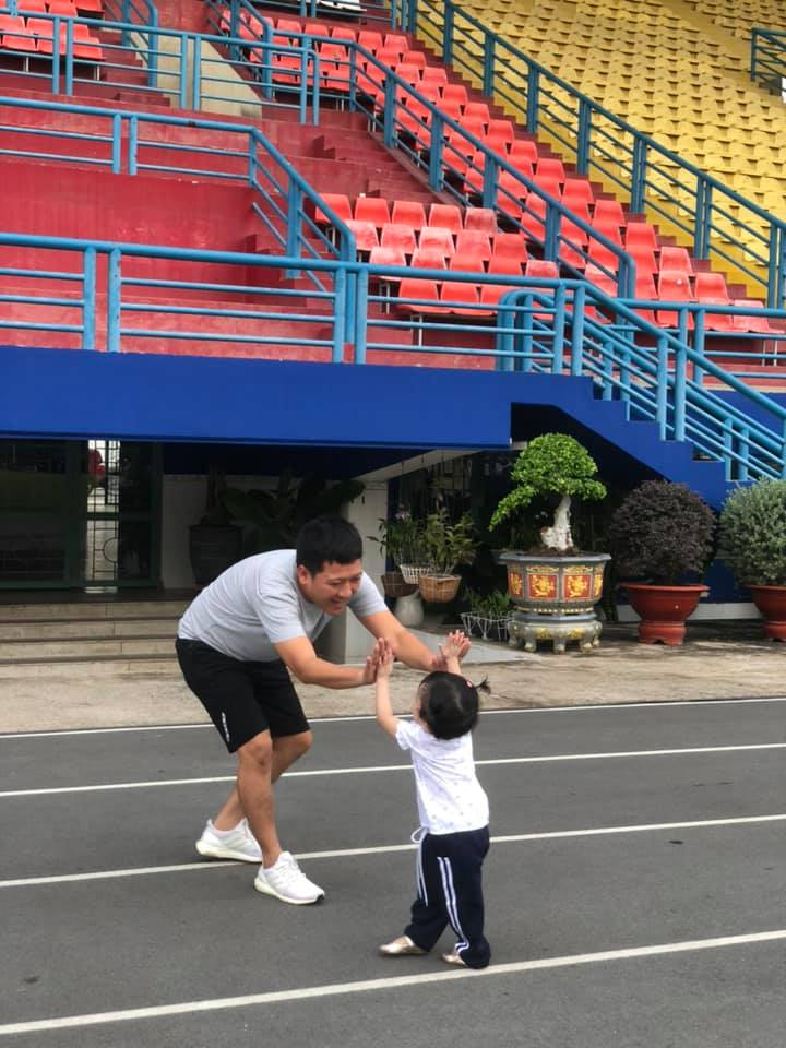 Ái nữ nhà Nhã Phương - Trường Giang ngày càng ra dáng, tạo dáng điệu hơn mẹ - Ảnh 4