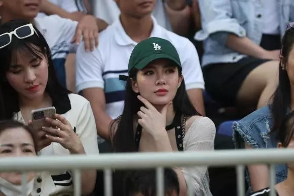 Hotgirl trên SVĐ Vinh là thạc sĩ, từng là bình luận viên trận đấu của Manchester United- Ảnh 2