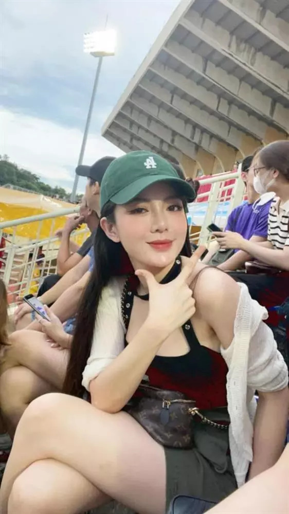 Hotgirl trên SVĐ Vinh là thạc sĩ, từng là bình luận viên trận đấu của Manchester United- Ảnh 3