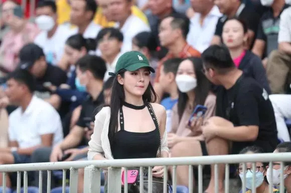 Hotgirl trên SVĐ Vinh là thạc sĩ, từng là bình luận viên trận đấu của Manchester United- Ảnh 4