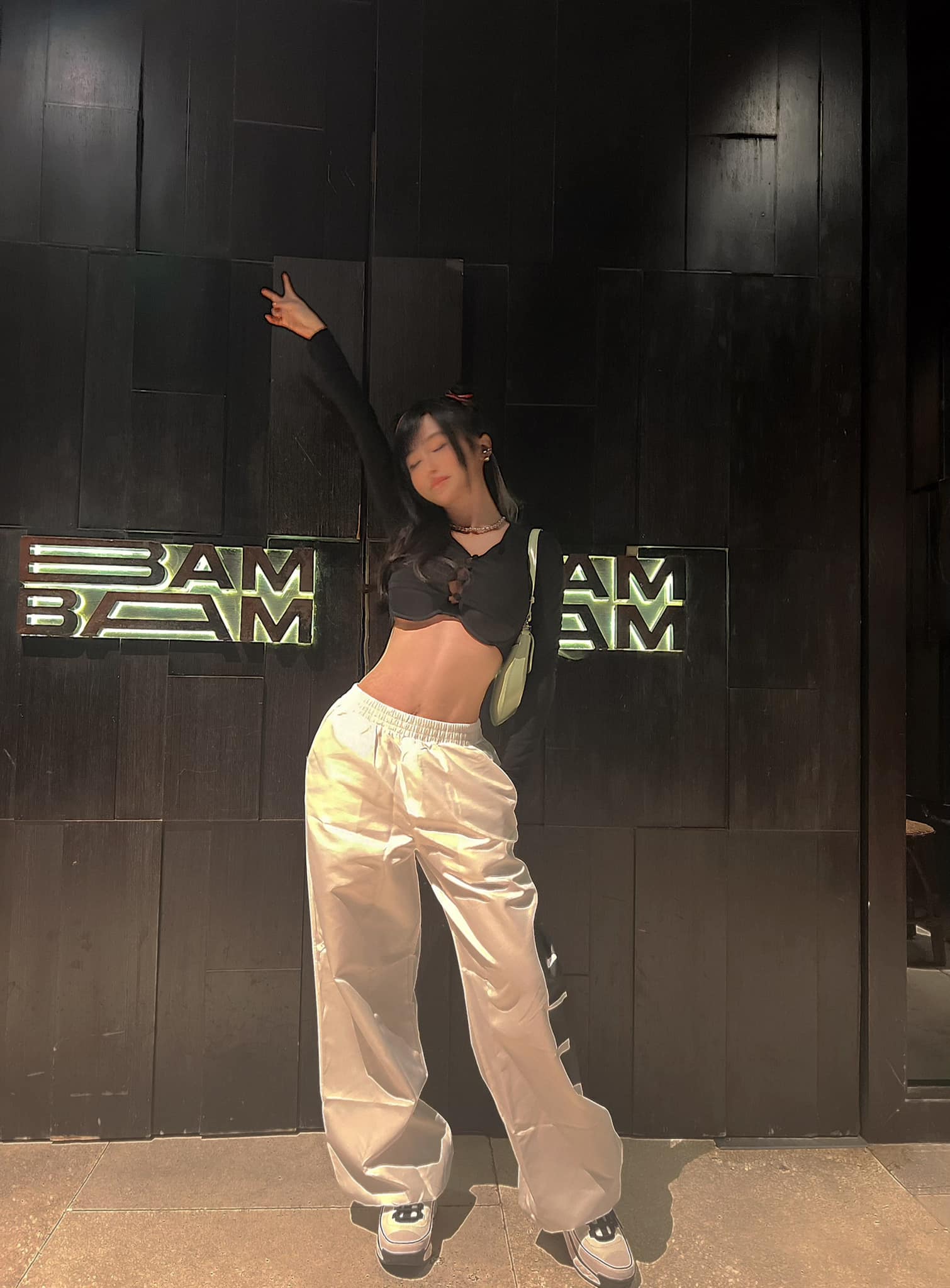 Vợ 2 Minh Nhựa ham sống ảo, bóp méo vạn vật để có thân hình đồng hồ cát- Ảnh 1