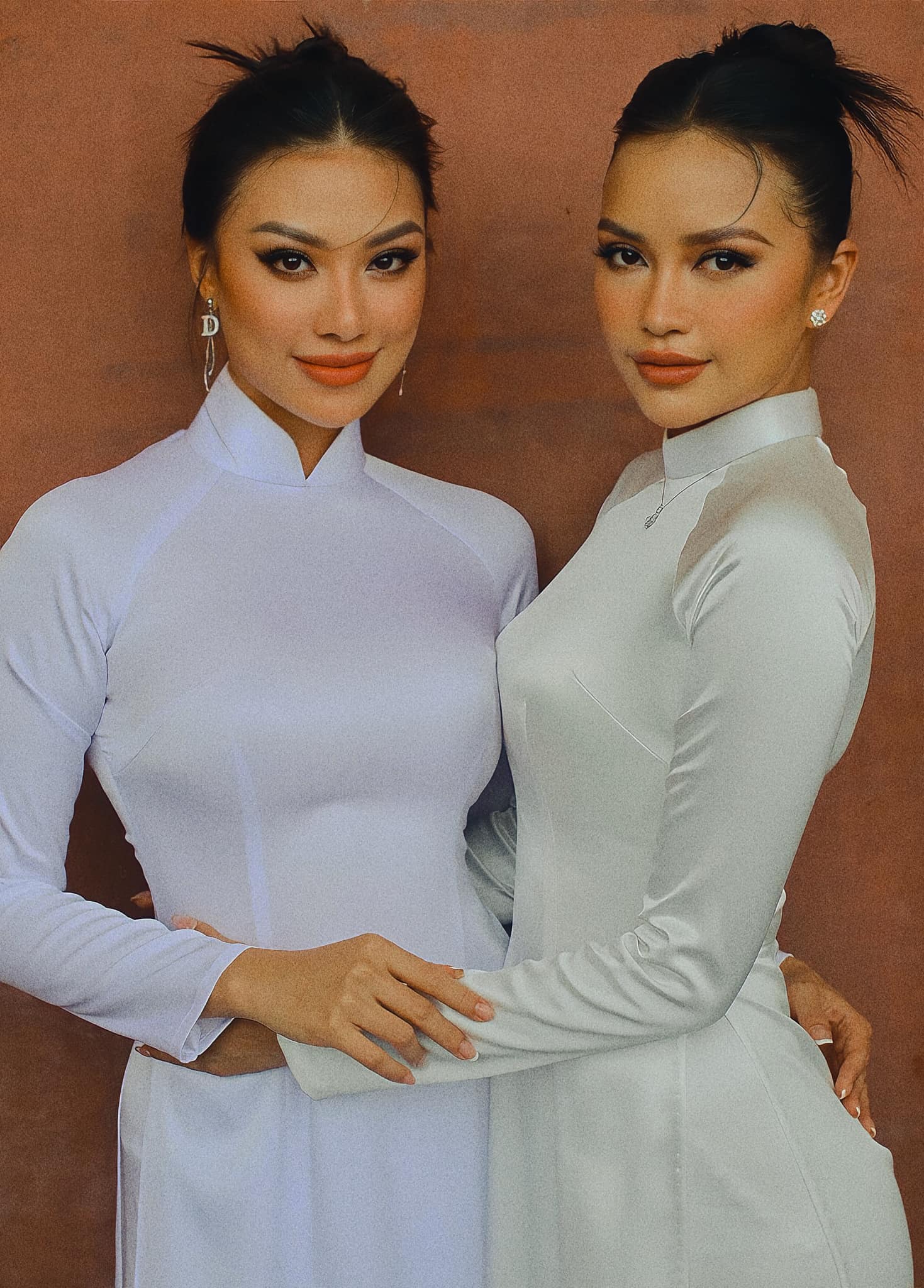 Kim Duyên - Ngọc Châu mặc áo dài nhưng bị chê vì 1 chi tiết khó chấp nhận- Ảnh 1