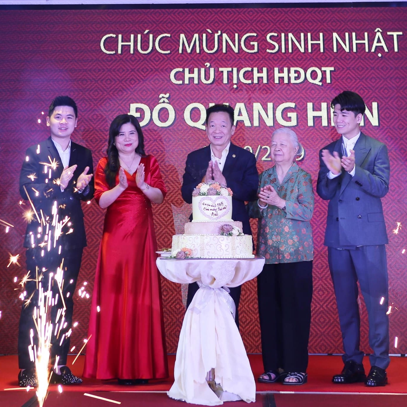 Mẹ chồng tương lai Đỗ Mỹ Linh hiếm hoi lộ diện, phu nhân giàu có diện quần áo trăm nghìn- Ảnh 1
