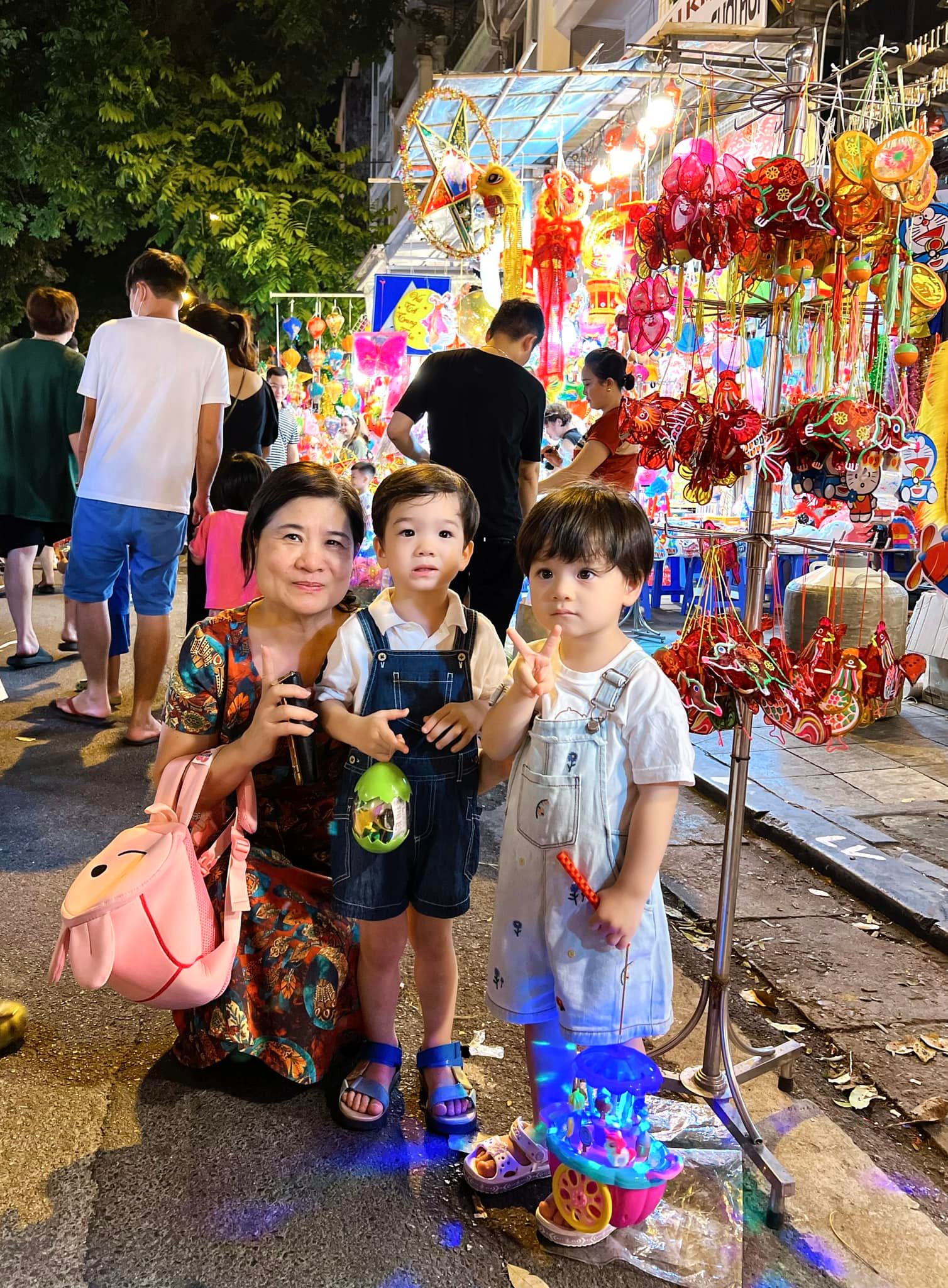 Mẹ chồng tương lai Đỗ Mỹ Linh hiếm hoi lộ diện, phu nhân giàu có diện quần áo trăm nghìn- Ảnh 4