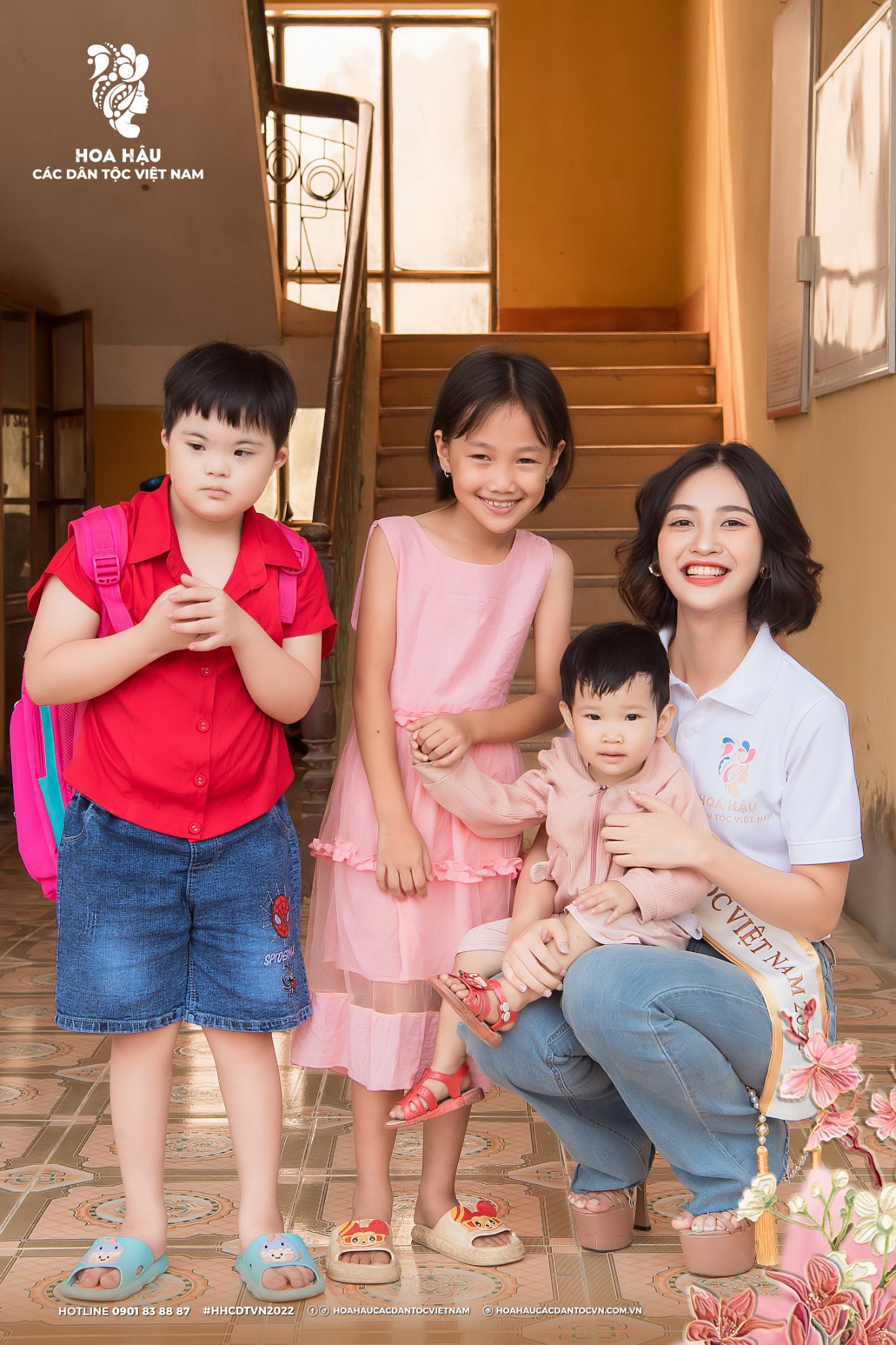 Nông Thuý Hằng đi làm từ thiện với đôi “cà kheo