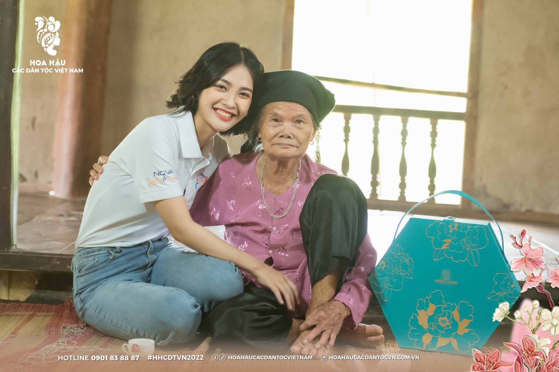 Nông Thuý Hằng đi làm từ thiện với đôi “cà kheo