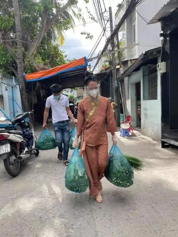 Nông Thuý Hằng đi làm từ thiện với đôi “cà kheo