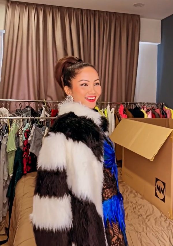 Á hậu Phương Nga khoe phòng thay đồ: Quần áo treo trên móc, hàng hiệu lèo tèo- Ảnh 1