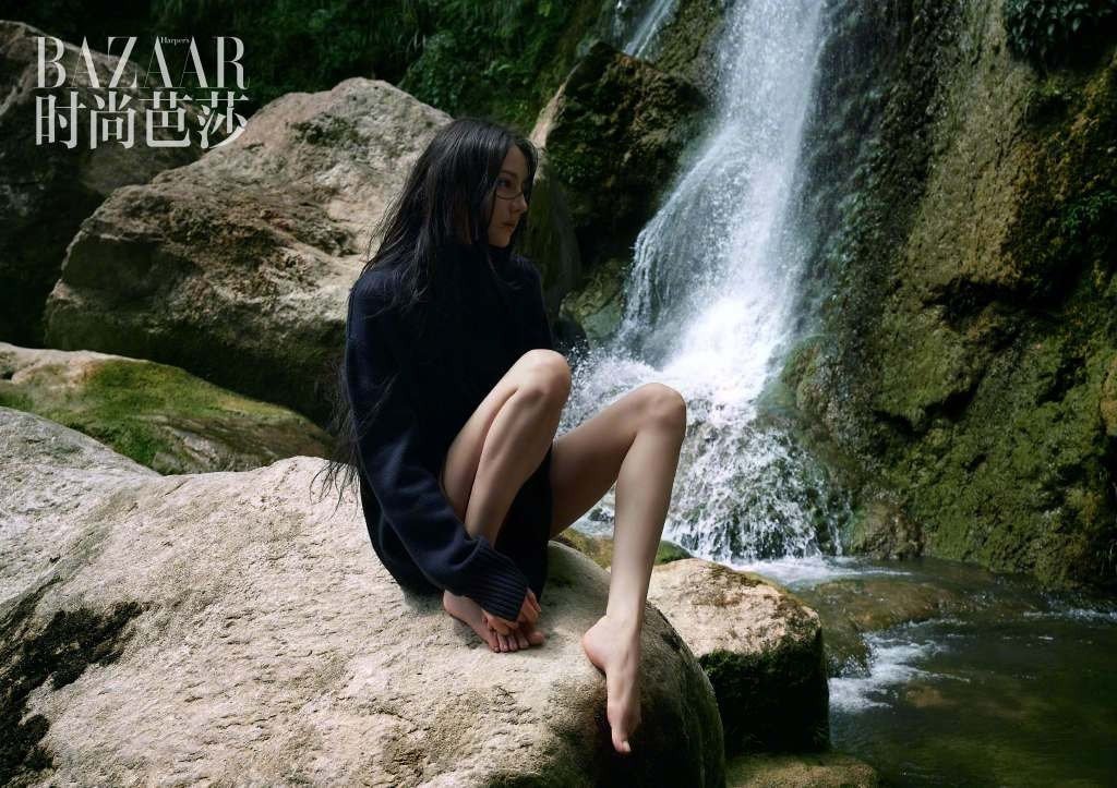 Địch Lệ Nhiệt Ba để mặt mộc lên bìa tạp chí khiến Nhiếp ảnh gia phải cảm thán- Ảnh 1