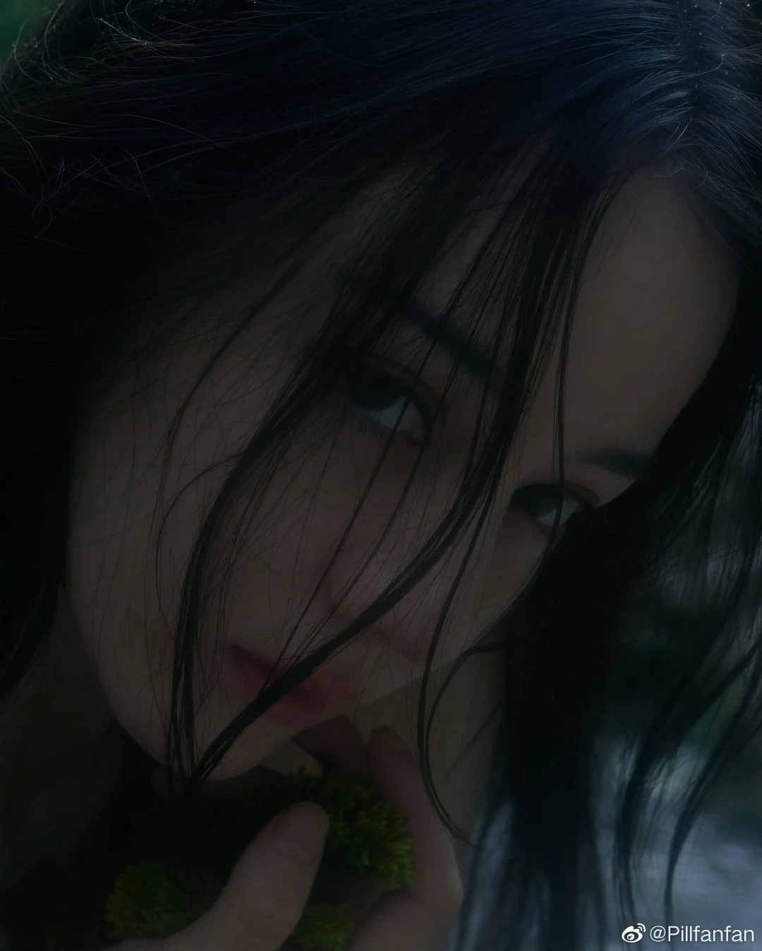 Địch Lệ Nhiệt Ba để mặt mộc lên bìa tạp chí khiến Nhiếp ảnh gia phải cảm thán- Ảnh 2