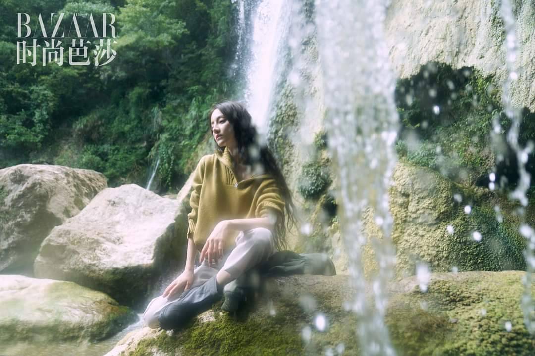 Địch Lệ Nhiệt Ba mang nguyên mặt mộc lên bìa tạp chí, nhiếp ảnh gia cảm thán - Ảnh 4