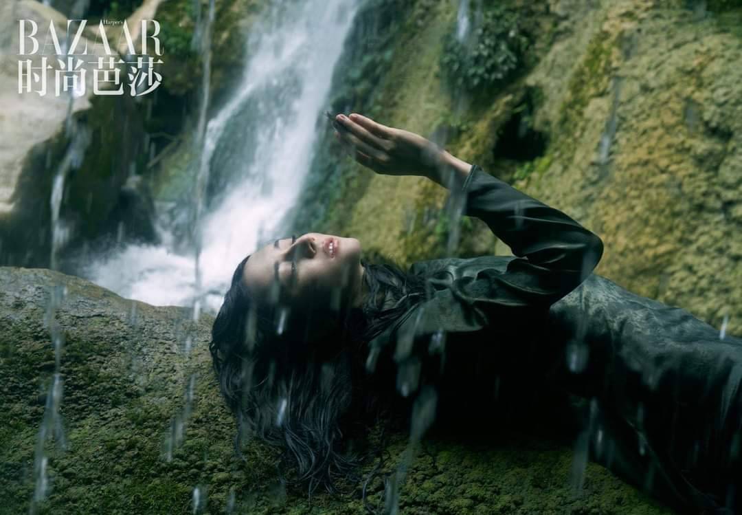 Địch Lệ Nhiệt Ba mang nguyên mặt mộc lên bìa tạp chí, nhiếp ảnh gia cảm thán - Ảnh 6