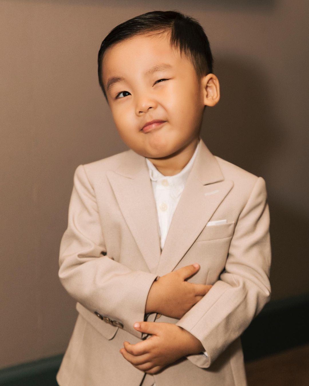 Hòa Minzy được con trai lái siêu xe tiền tỷ đưa đi chơi Quốc Khánh- Ảnh 1