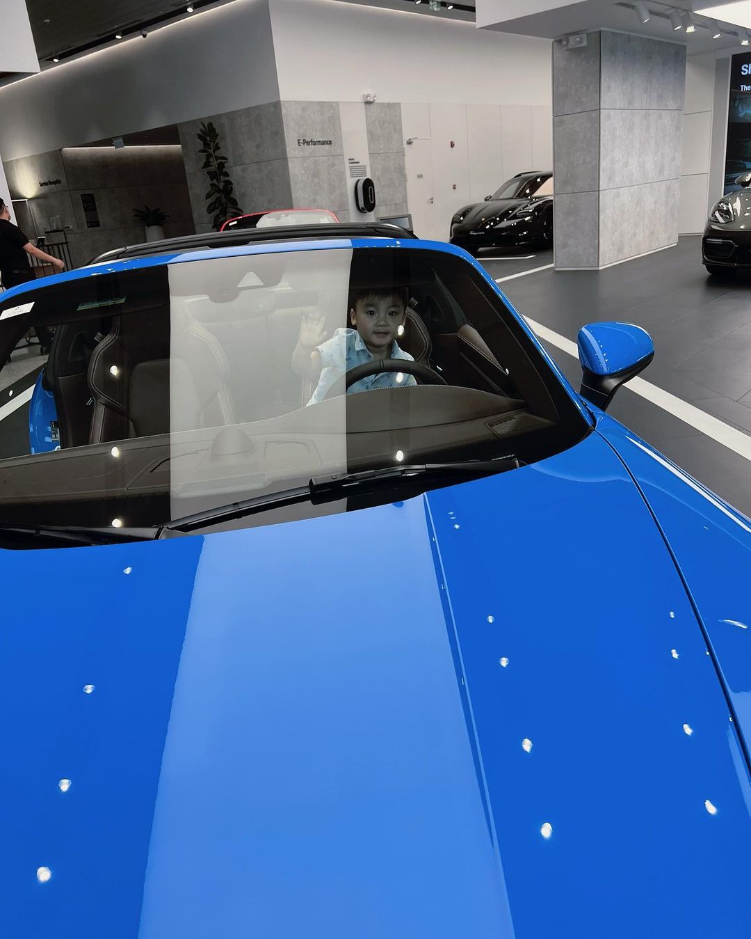 Hòa Minzy được con trai lái siêu xe tiền tỷ đưa đi chơi Quốc Khánh- Ảnh 3