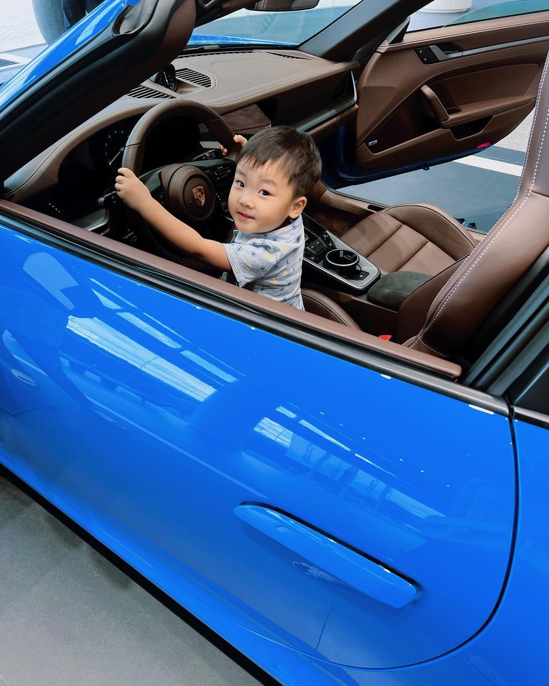 Hòa Minzy được con trai lái siêu xe tiền tỷ đưa đi chơi Quốc Khánh- Ảnh 4