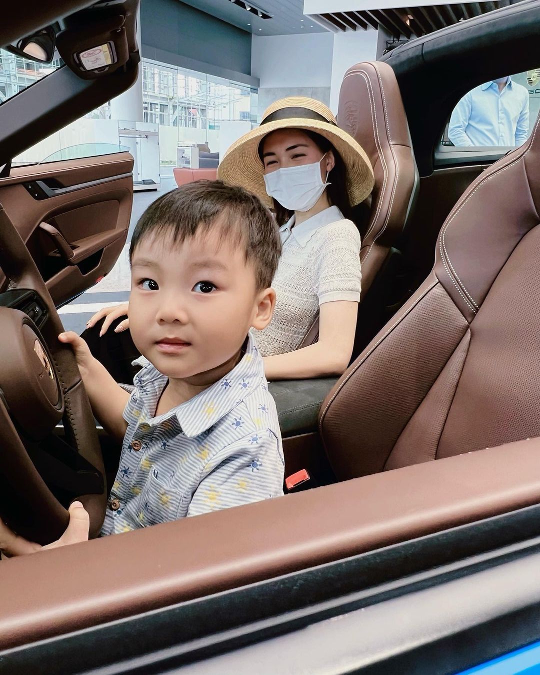 Hòa Minzy được con trai lái siêu xe tiền tỷ đưa đi chơi Quốc Khánh- Ảnh 5