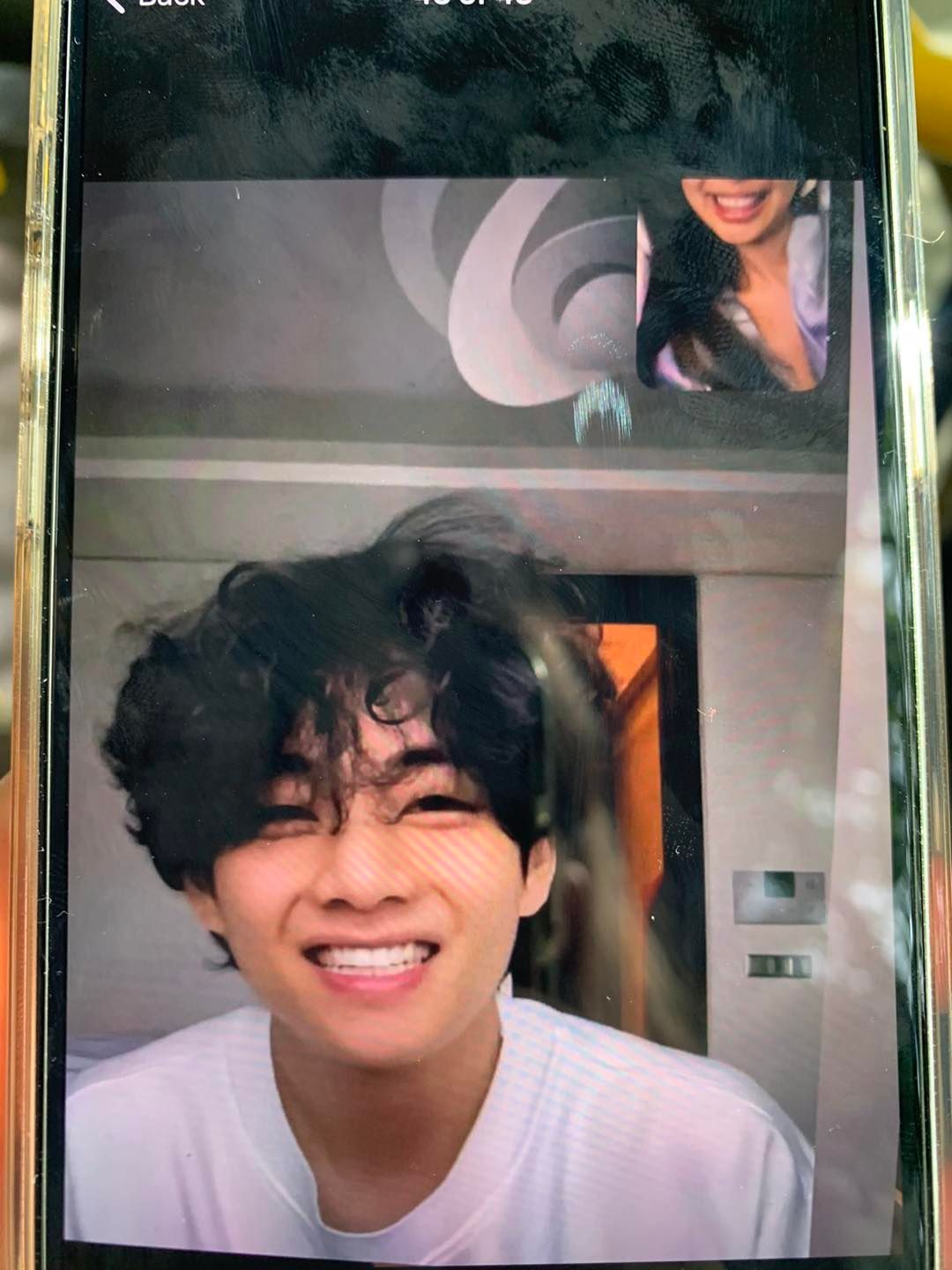 Jennie và V lộ thêm ảnh facetime, hôn trán và nắm tay rất tình tứ- Ảnh 2