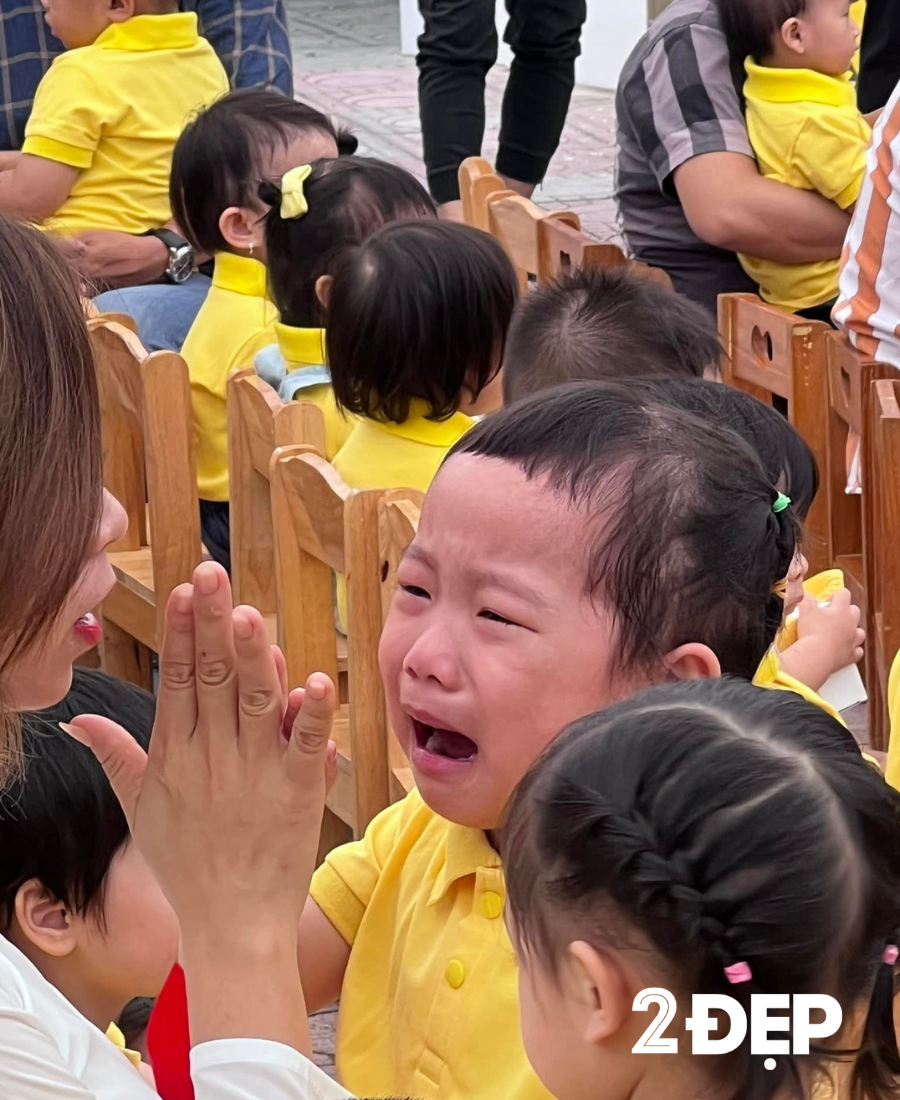 Biểu cảm mếu máo, ngơ ngác trong lễ khai giảng của các bé mẫu giáo- Ảnh 1