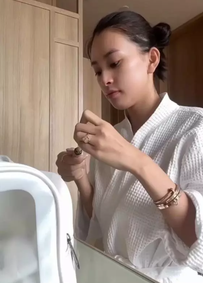 Nghi vấn Hoa hậu Tiểu Vy nối gót Đỗ Mỹ Linh lấy chồng- Ảnh 2