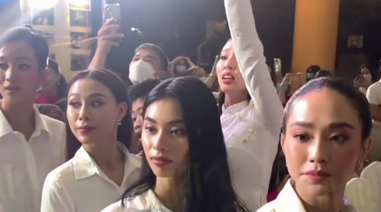 Thùy Tiên hớt hải tìm bố cho em nhỏ bị lạc, ôm bên cạnh không rời- Ảnh 2