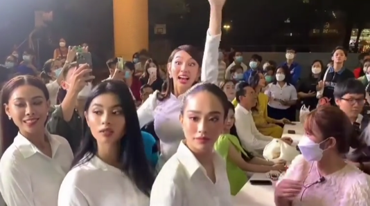 Thùy Tiên hớt hải tìm bố cho em nhỏ bị lạc, ôm bên cạnh không rời- Ảnh 4