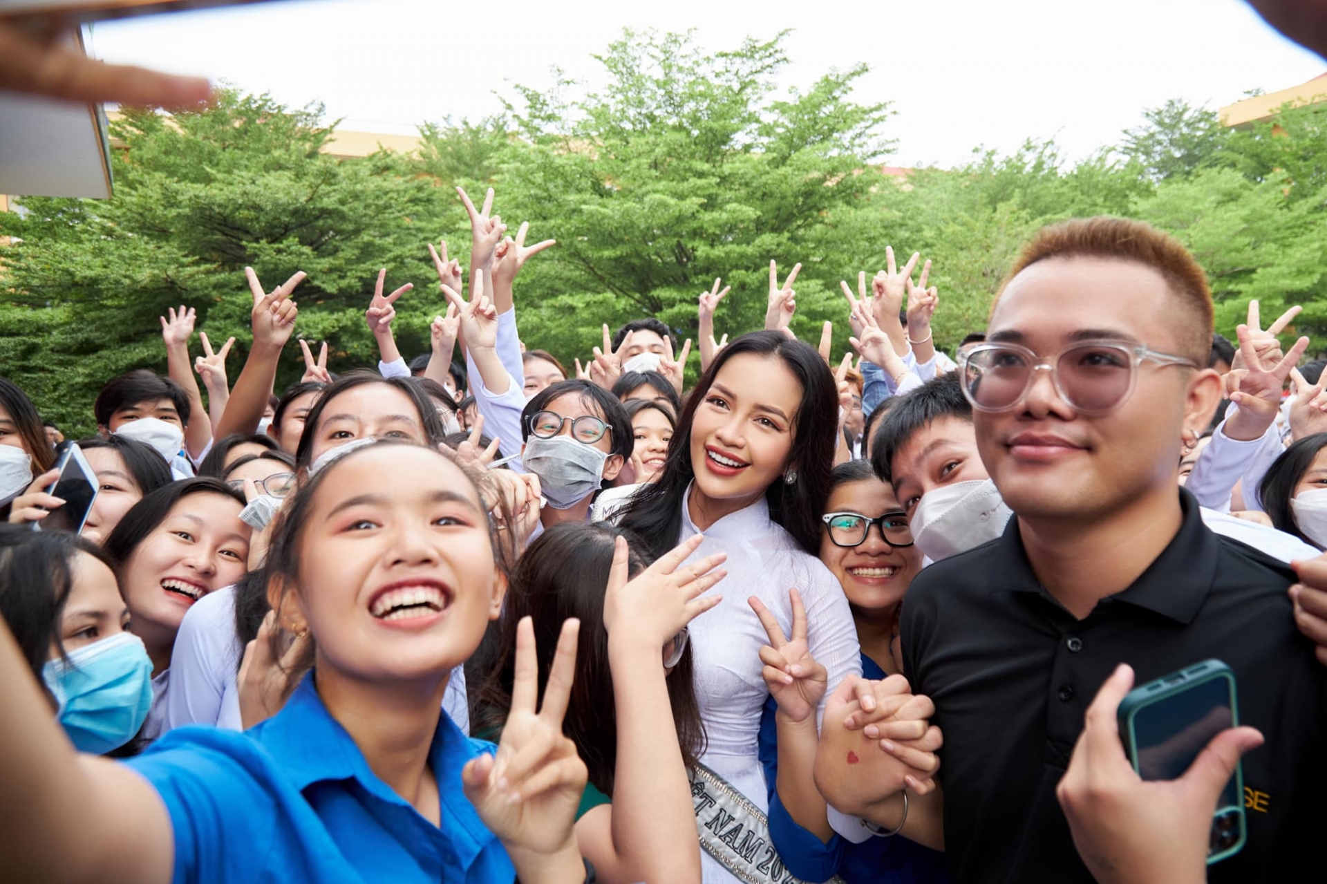 Hoa hậu Ngọc Châu lộ làn da kém sắc sau khi trôi lớp makeup vì quẩy sung ở trường cũ- Ảnh 2