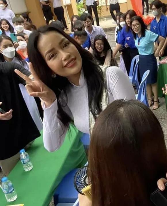 Hoa hậu Ngọc Châu lộ làn da kém sắc sau khi trôi lớp makeup vì quẩy sung ở trường cũ- Ảnh 1