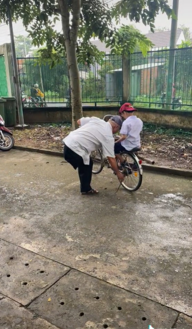 Người ông “một chân” đưa đón cháu đi học, tình yêu thương có thể làm được tất cả - Ảnh 1