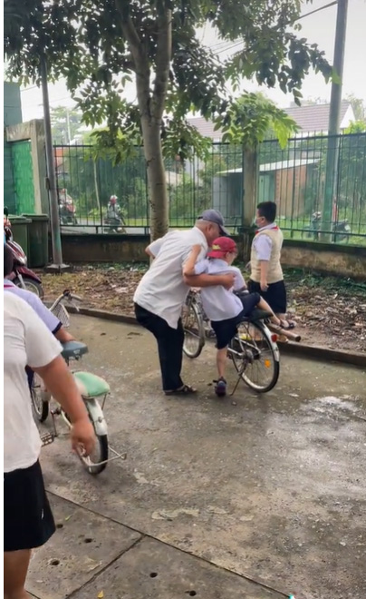 Người ông “một chân” đưa đón cháu đi học, tình yêu thương có thể làm được tất cả - Ảnh 2