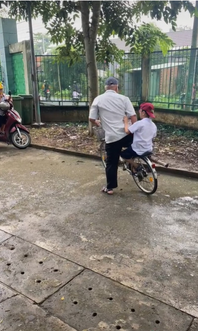 Người ông “một chân” đưa đón cháu đi học, tình yêu thương có thể làm được tất cả - Ảnh 3