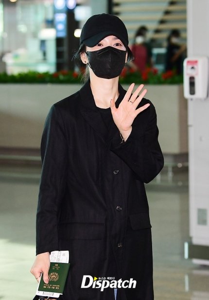 Song Hye Kyo và Lee Min Ho cùng đi Mỹ, thời trang sân bay na ná như đang hẹn hò- Ảnh 2