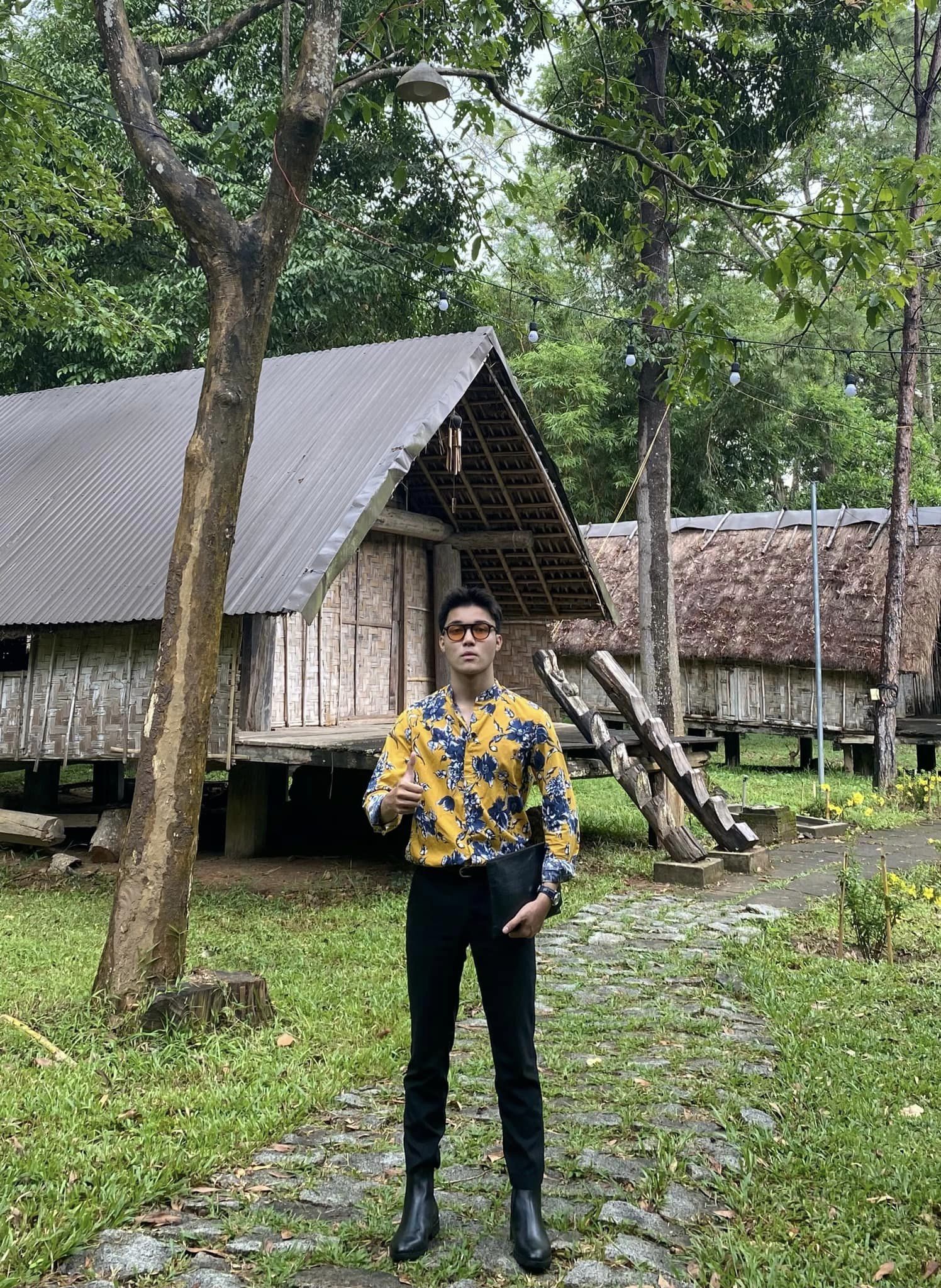 Em trai Hòa Minzy điển trai chẳng kém em trai Sơn Tùng, tố chất nghệ sĩ nhìn là thấy- Ảnh 1