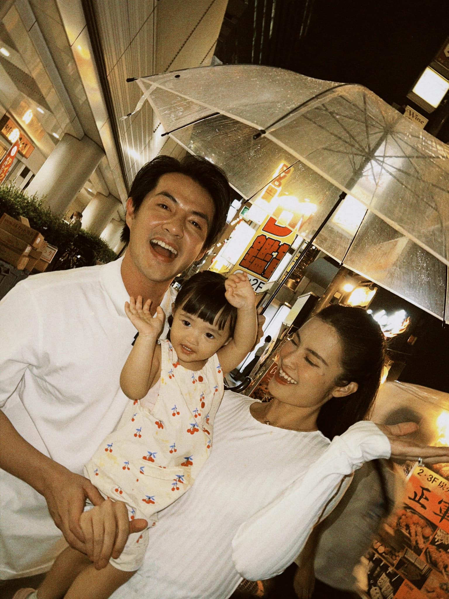 Khoe ảnh Trung Thu gia đình, Đông Nhi lộ vòng 2 như đang bầu bí- Ảnh 1