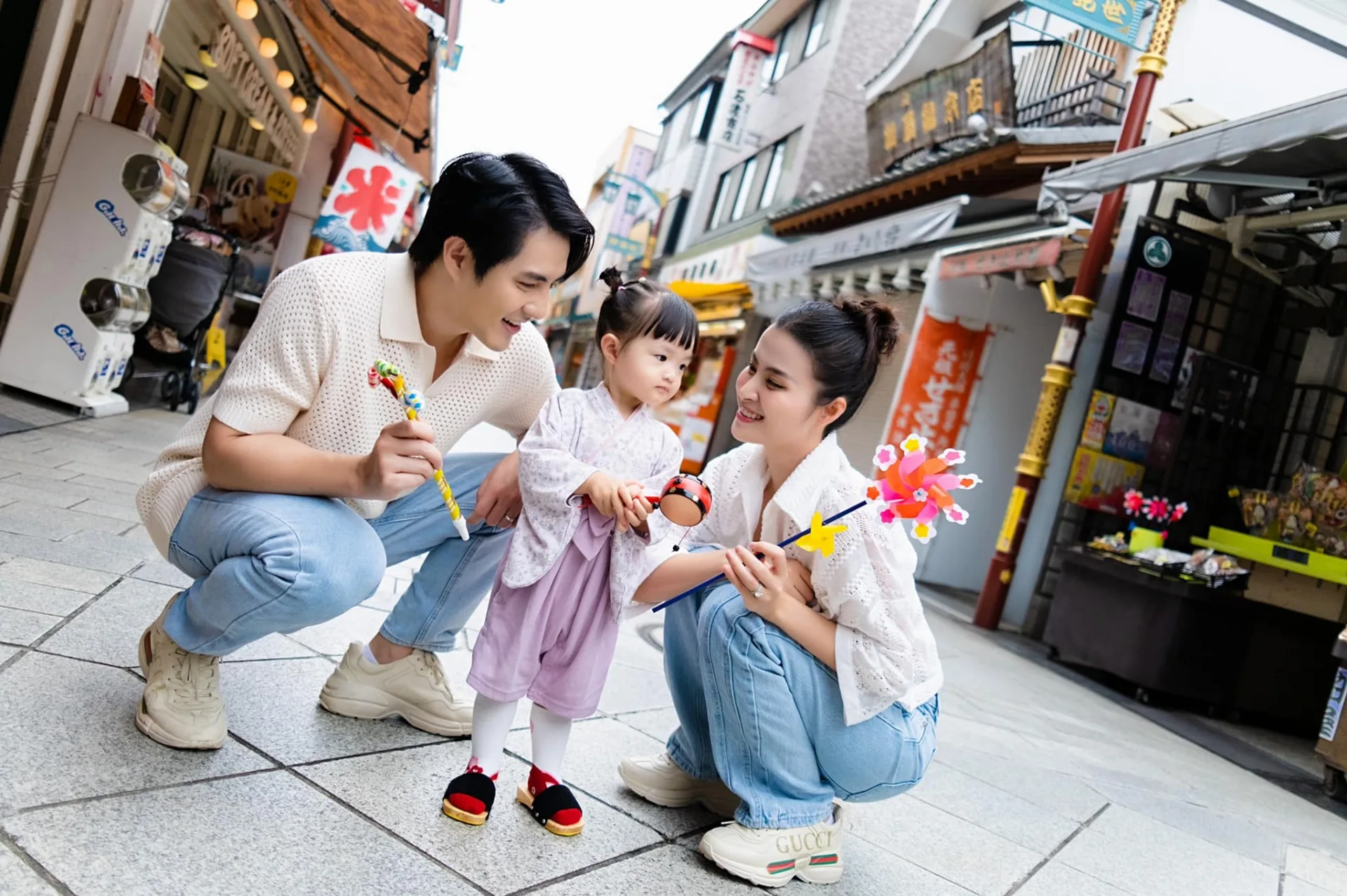 Khoe ảnh Trung Thu gia đình, Đông Nhi lộ vòng 2 như đang bầu bí- Ảnh 2