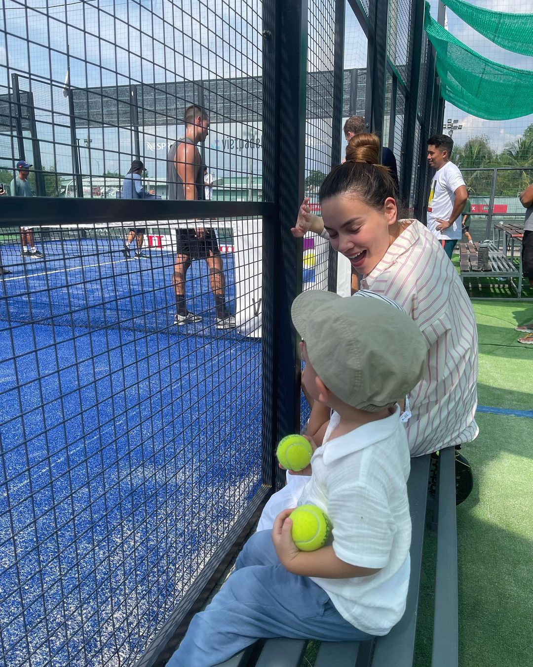 Leon - Lisa ra sân Tennis cổ vũ ba thi đấu: Hò reo, phơi nắng đến khát khô cả cổ- Ảnh 2