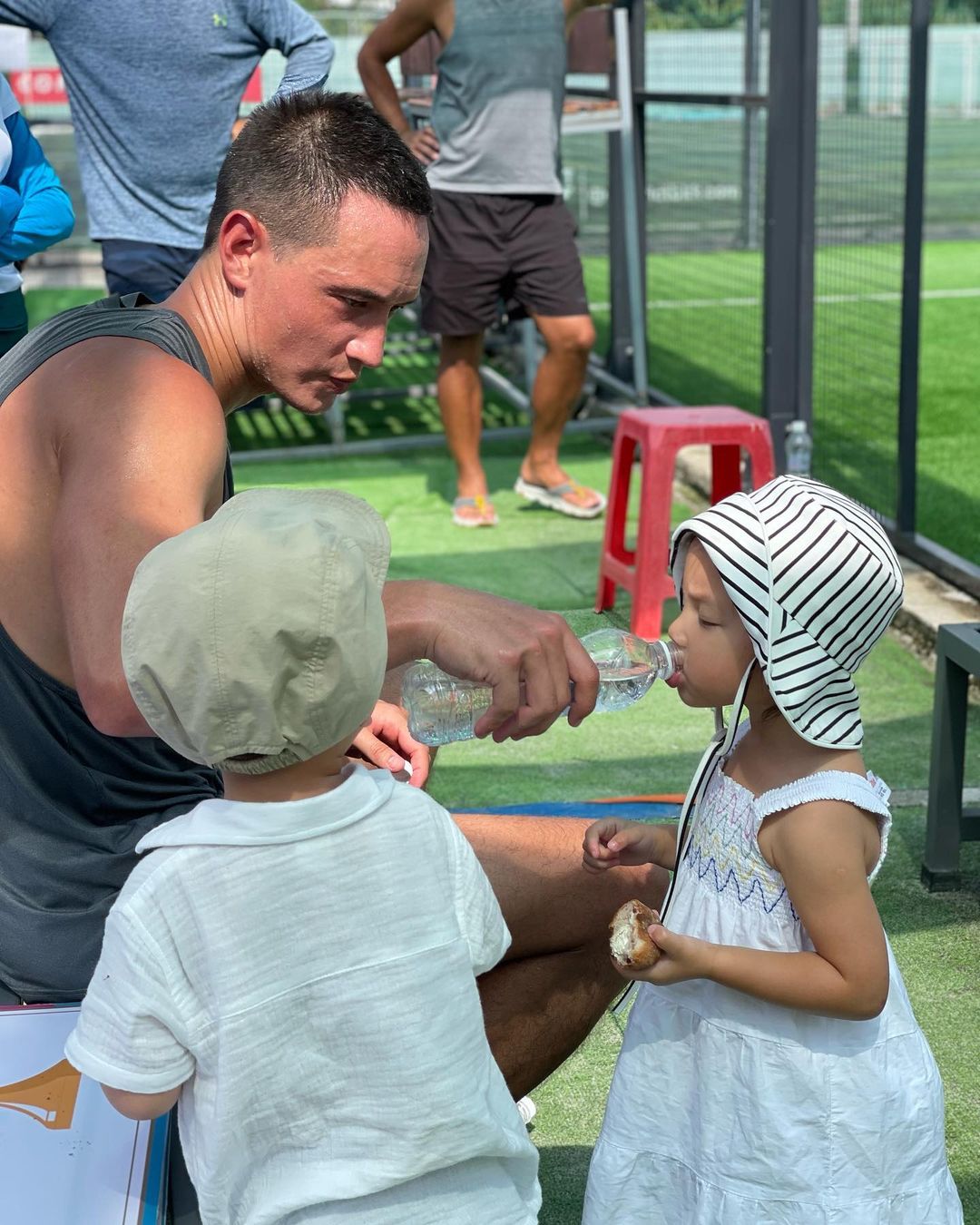 Leon - Lisa ra sân Tennis cổ vũ ba thi đấu: Hò reo, phơi nắng đến khát khô cả cổ- Ảnh 4