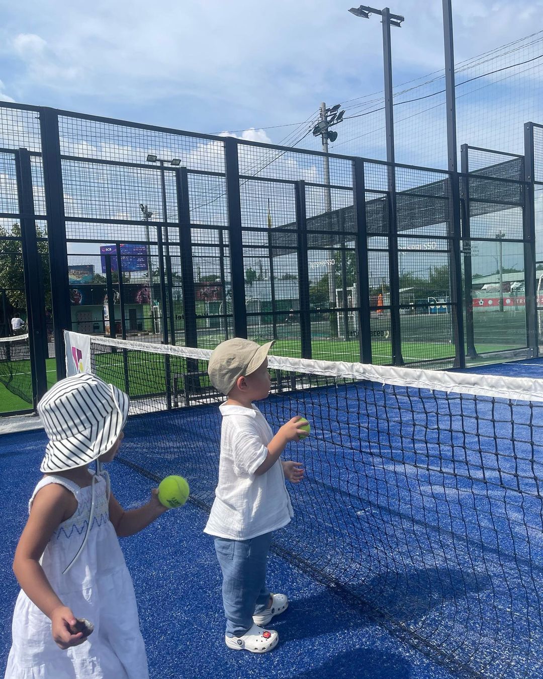 Leon - Lisa ra sân Tennis cổ vũ ba thi đấu: Hò reo, phơi nắng đến khát khô cả cổ- Ảnh 6