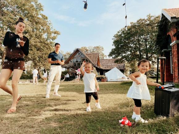 Leon - Lisa ra sân Tennis cổ vũ ba thi đấu: Hò reo, phơi nắng đến khát khô cả cổ- Ảnh 1