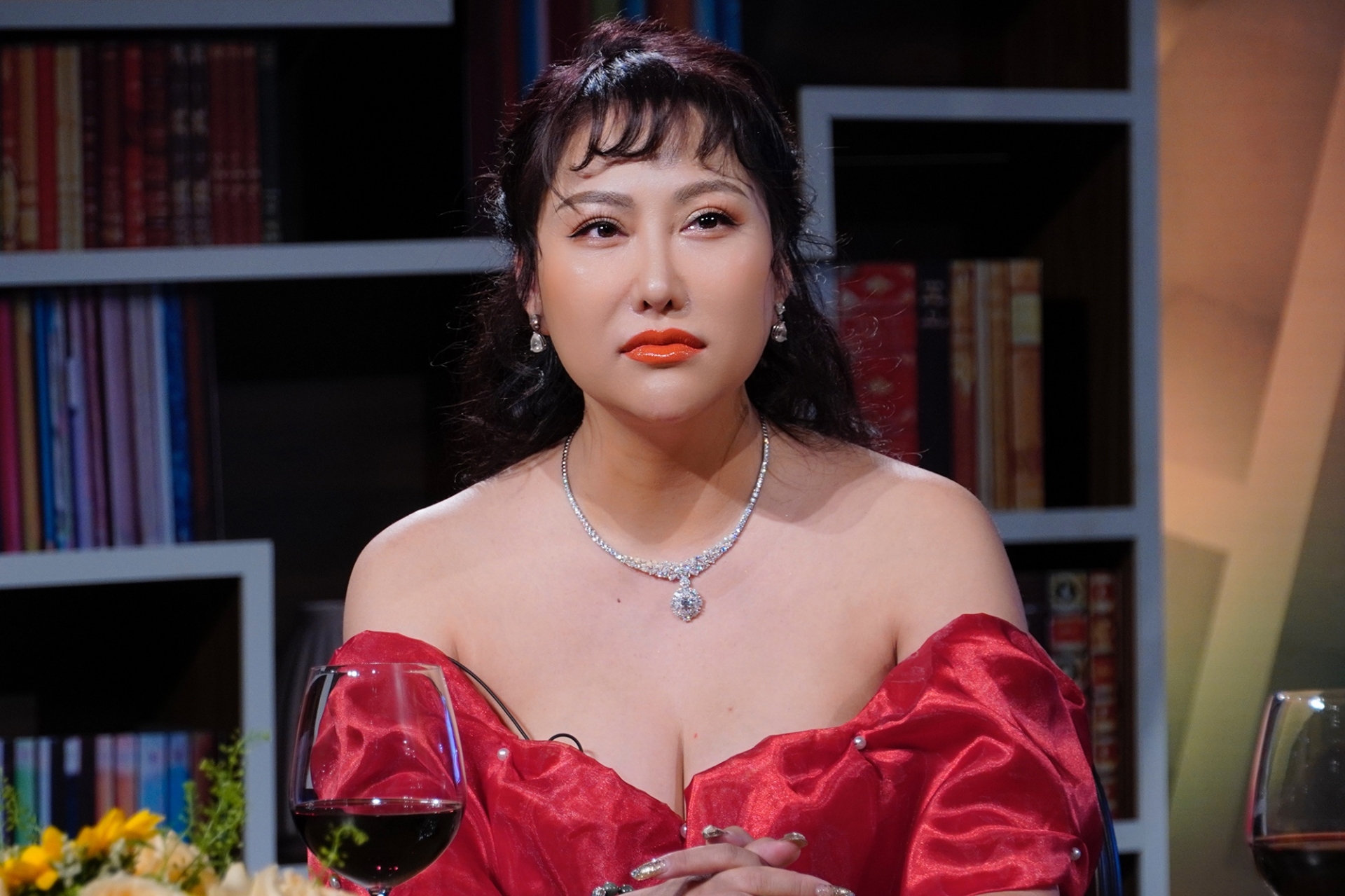 Phi Thanh Vân lộ ảnh mặt sưng phù cùng vòng 1 “bội thực