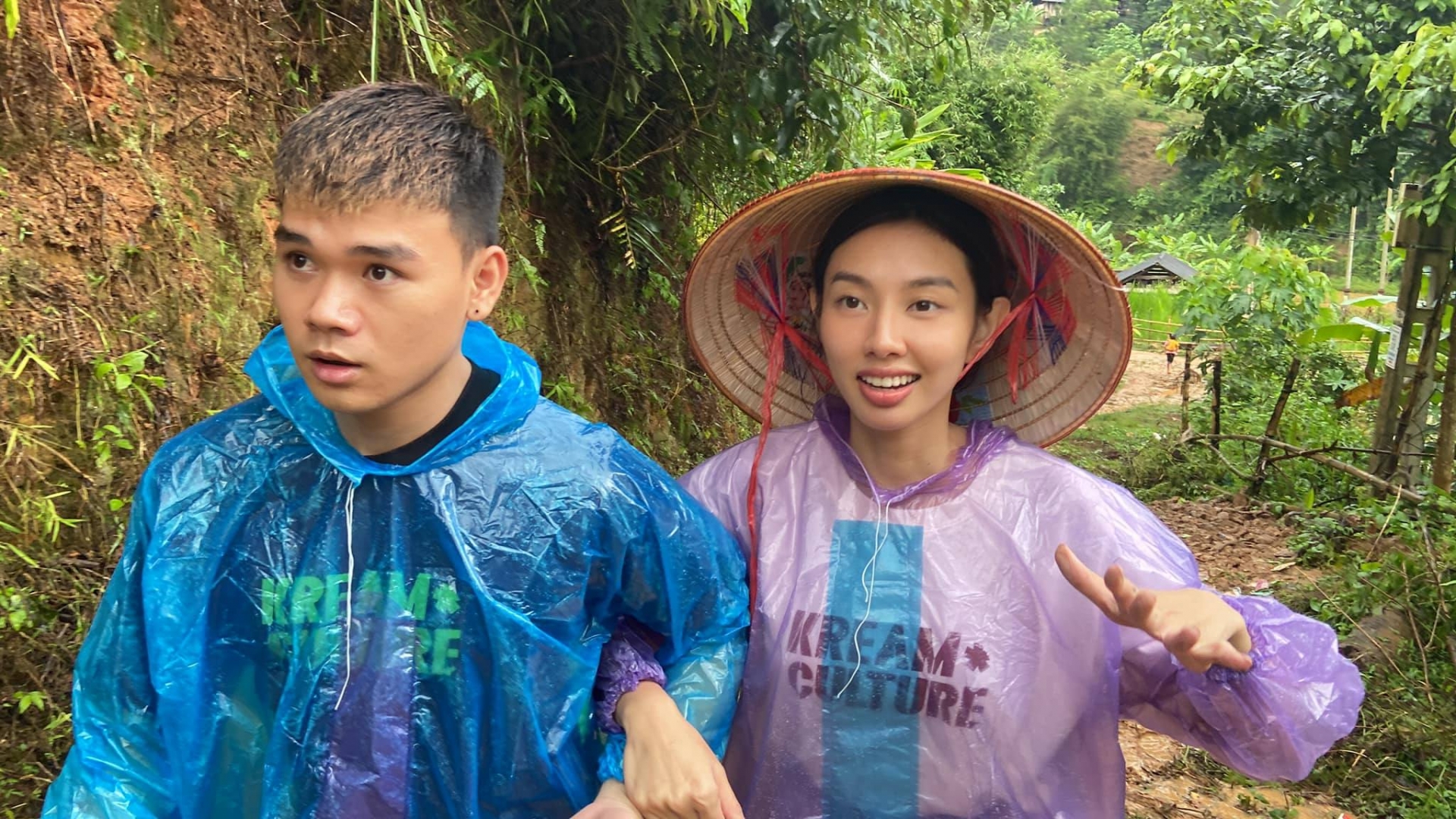 Thùy Tiên lội bùn đi từ thiện ở Sơn La, được khen vì một hành động tinh tế- Ảnh 4