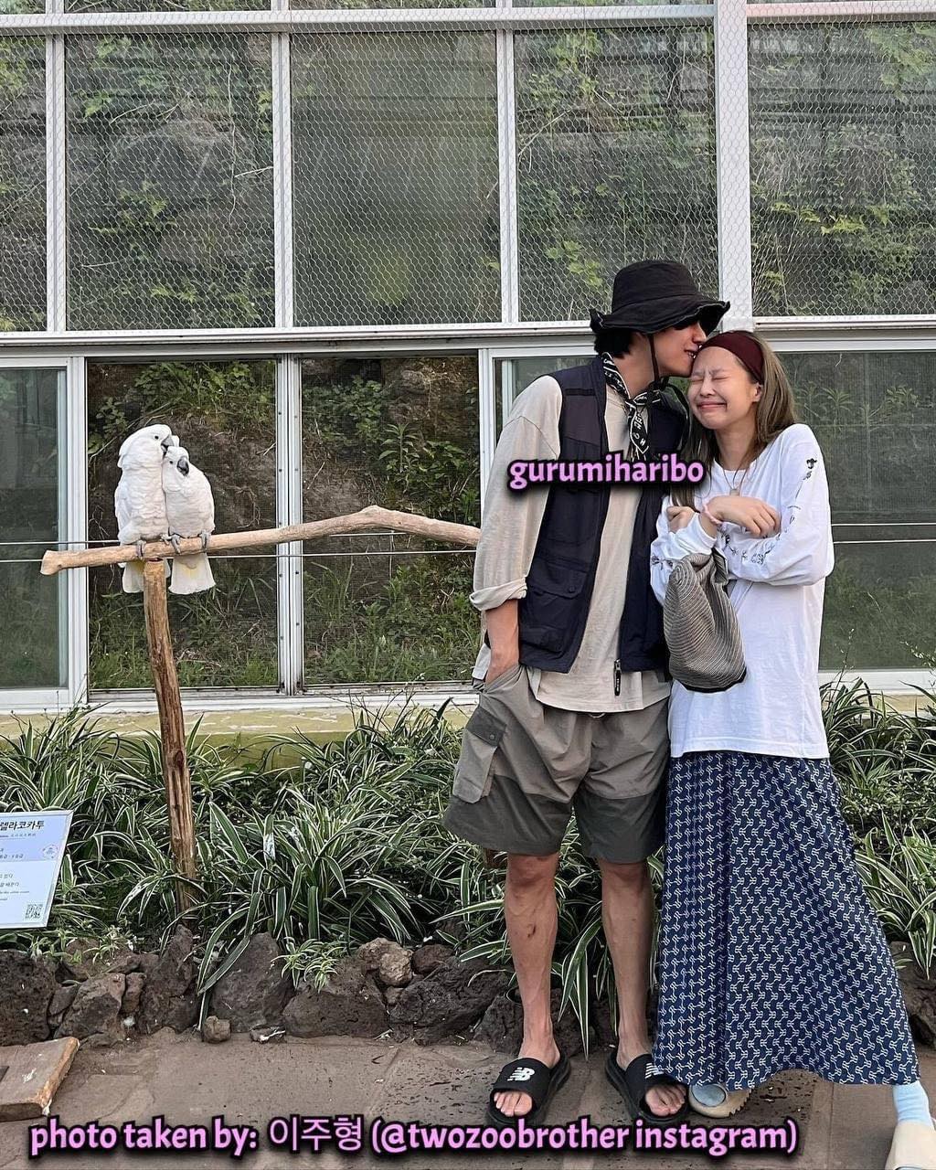 Ảnh hôn trán Jennie (BLACK PINK) lộ toàn diện toàn thân, chàng trai rất giống V (BTS)- Ảnh 1