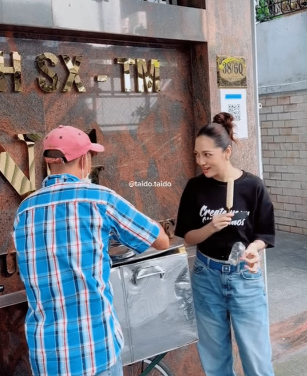 Bảo Anh lườm nguýt “thái độ ra mặt” khi người bán hàng rong không nhận ra mình- Ảnh 1