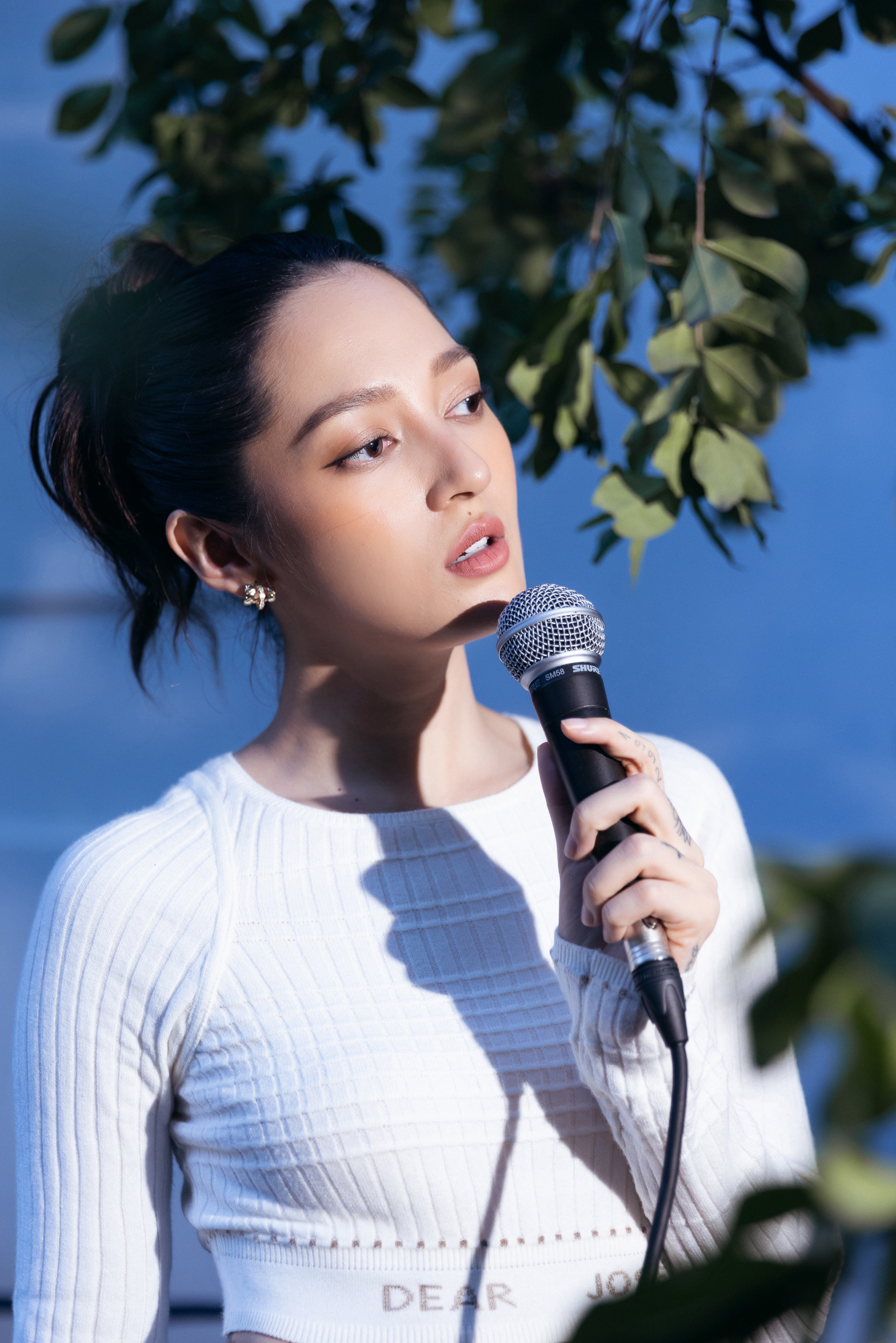 Bảo Anh lườm nguýt “thái độ ra mặt” khi người bán hàng rong không nhận ra mình- Ảnh 1