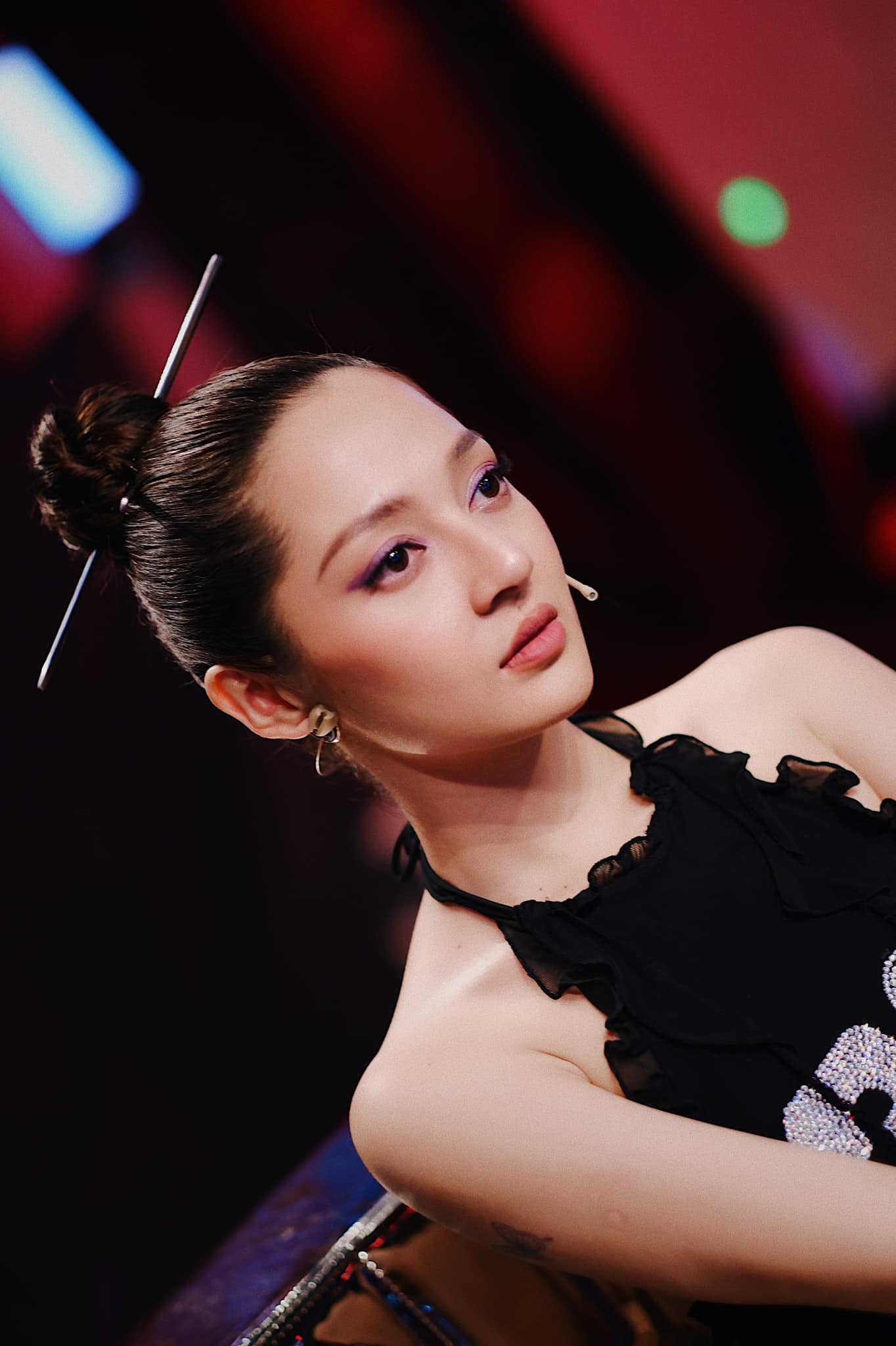 Bảo Anh lườm nguýt “thái độ ra mặt” khi người bán hàng rong không nhận ra mình- Ảnh 2