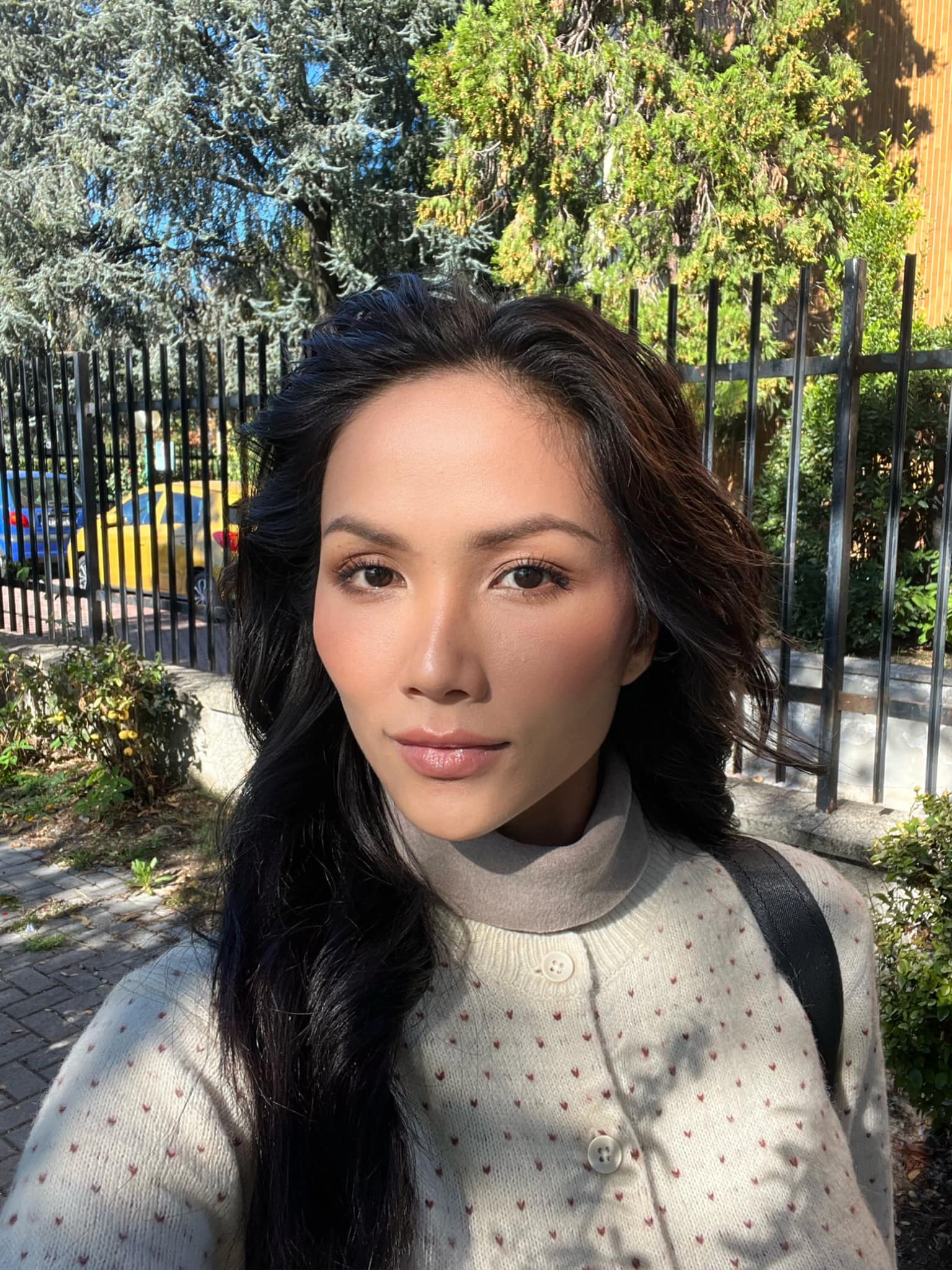 H'Hen Niê khoe mặt mộc rạng ngời, giản dị tiết kiệm hết mức ở trời Tây- Ảnh 2