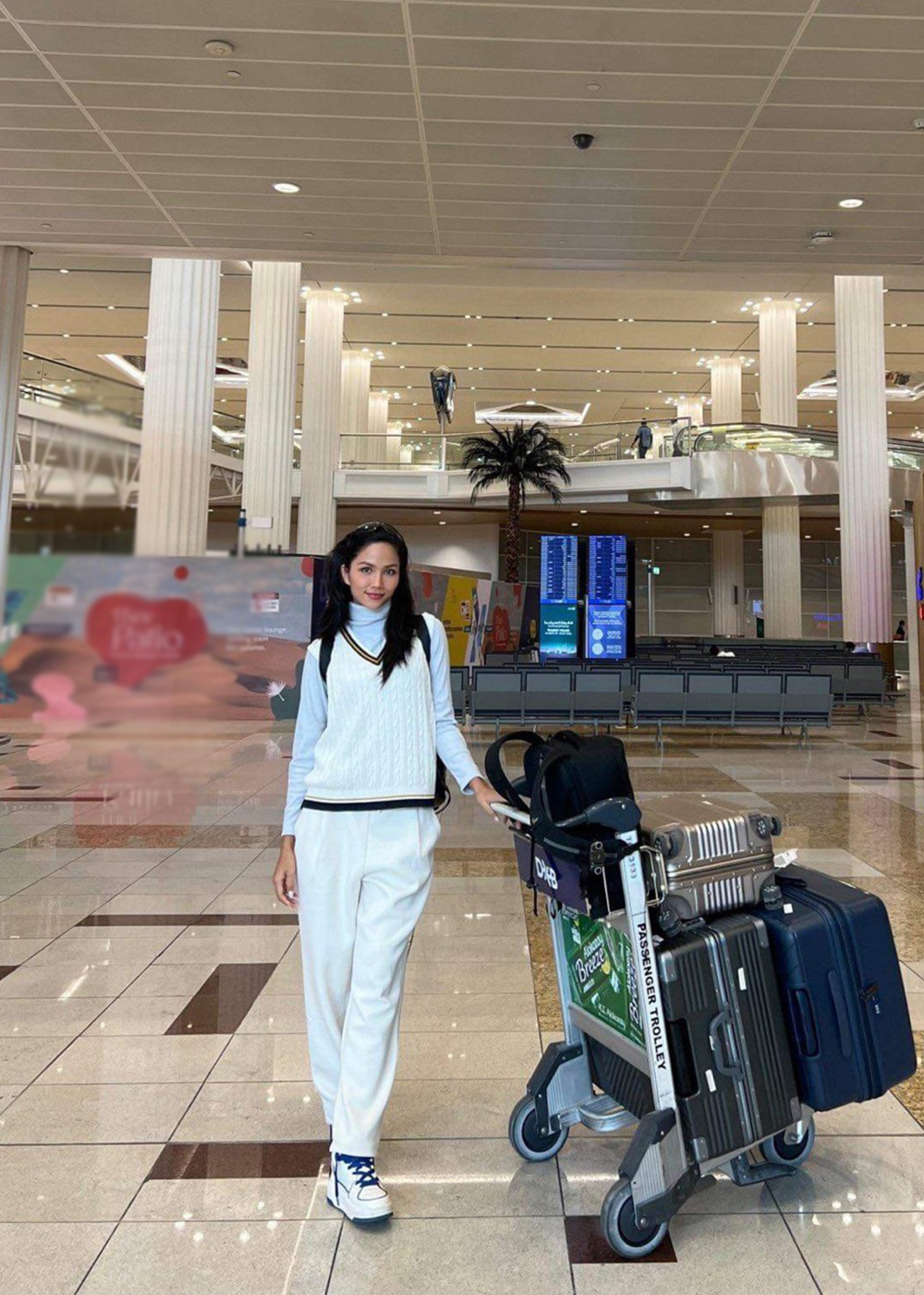 H'Hen Niê khoe mặt mộc rạng ngời, giản dị tiết kiệm hết mức ở trời Tây- Ảnh 1