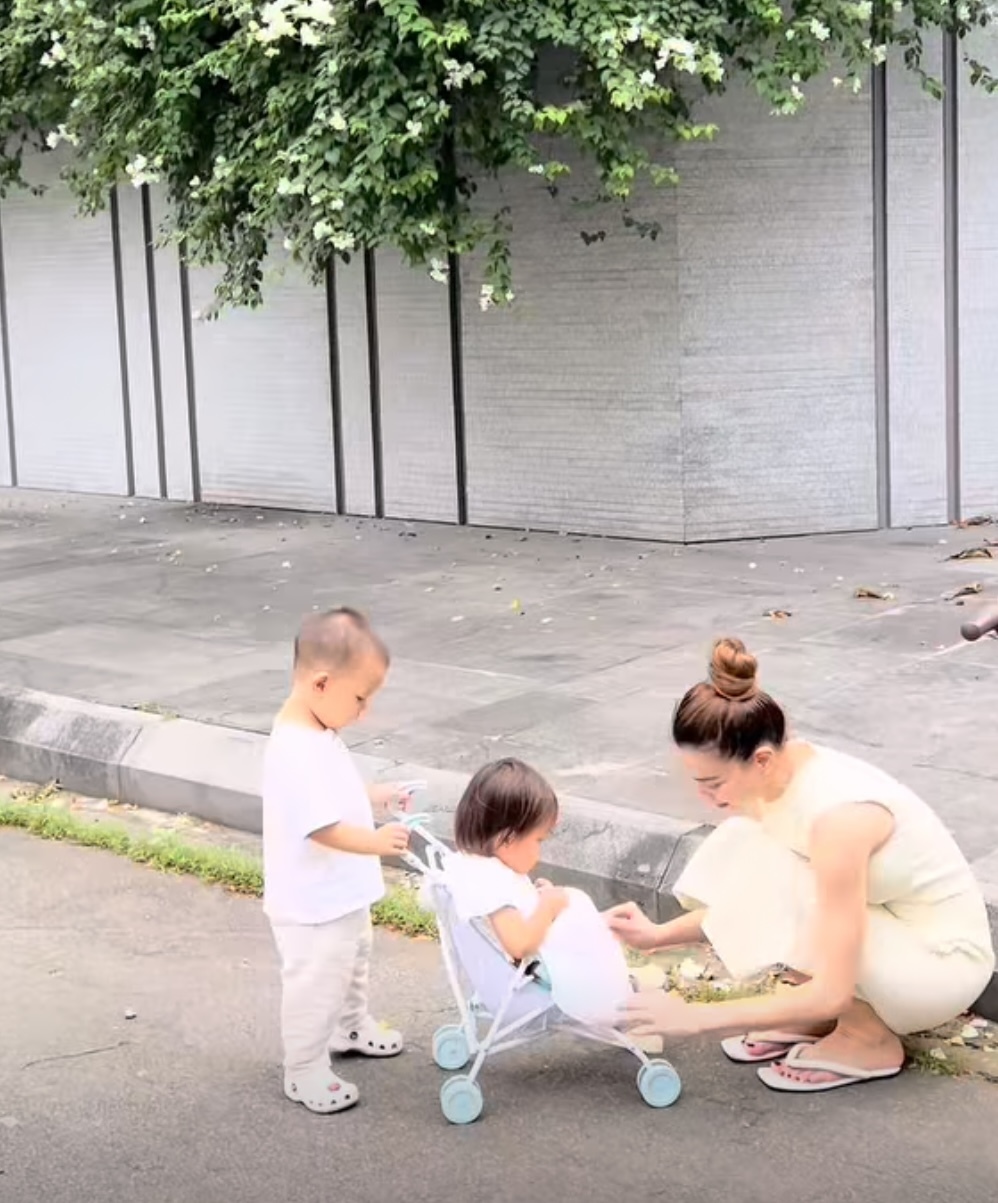 Leon - Lisa gặp vấn đề sức khỏe khiến Hồ Ngọc Hà sốt ruột “đứng ngồi không yên”- Ảnh 1