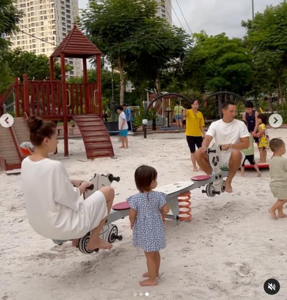 Đưa cặp song sinh đi chơi, Hà Hồ - Kim Lý hào hứng chơi bập bênh như “ đôi chim sẻ”- Ảnh 2